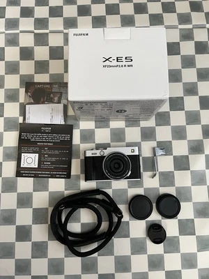 Fujifilm X-E5 plateada con lente XF23mm F2.8. Perfecto estado Foto 1 de 4