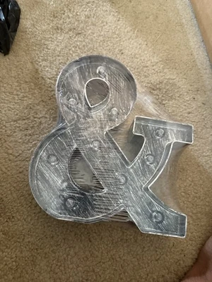 Letras LED gris plata cepillada se ilumina para luz nocturna eventos carta y Foto 1 de 2