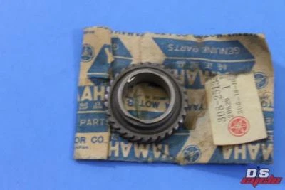 NOS Yamaha Drive Gear DT2 DT3 DT250 DT360 DT400 RT2 RT3 308-25135-00 - Image 1 of 4