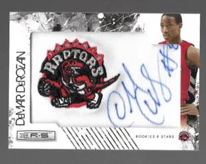 2009-10 Panini Rookies & Star DeMar DeRozan Team Patch Auto Rookie #89/499 - Picture 1 of 2