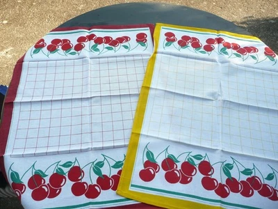 2 torchons ancien vintage en coton à décors de cerises - Photo 1/4