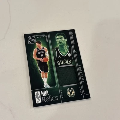 2024-25 Panini Silhouette Brook Lopez Threads Juego Usado Patch Bucks RARO Foto 1 de 3