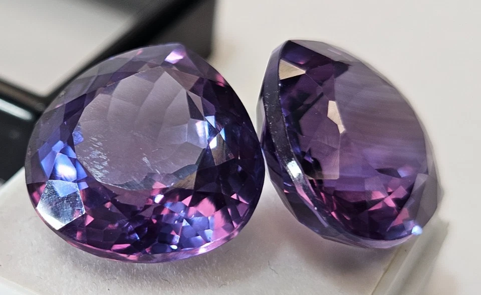 Par de piedras preciosas sueltas naturales corte pera alejandrita cambio de color 40+ quilates Foto 1 de 4