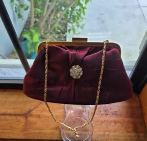 Cartera de noche vintage Revlon de tafetán rojo sangre de buey brillante tono dorado correa de cadena - Imagen 1 de 12