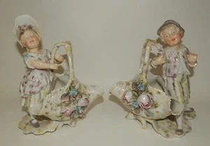 Par de figuras antiguas de porcelana Meissen para niños con cestas florales - Imagen 1 de 14