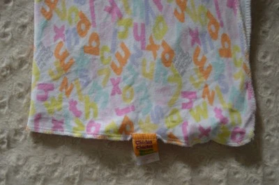 Manta para bebé Chicka Chicka Boom envoltura letras delgadas alfabeto seguridad Foto 1 de 4