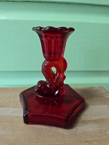 Vintage Dalzell Rubinrot Wikinger Glas Delfin Koi Fisch Kerzenhalter 4" - Bild 1 von 4