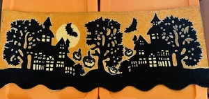 Halloween Perlen & Stoff gruselige Häuser 13 x 36" Tischläufer/Herzstück Neu - Bild 1 von 4