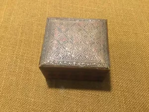 Vintage brass/wood liner trinket box with ornate floral oriental patern - Picture 1 of 5