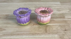 Salero y pimentero con flores de porcelana Vanson vintage púrpura/rosa 2"x2" - Imagen 1 de 3