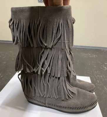 Minnetonka 1631 Calf High 3 Layer Fringe Boot Taupe Suede Leather Moccasin Sz 6 - Изображение 1 из 4