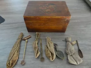 ANTICHE BUDDHISTE MONGOLE VARIE BORSE MEDICINE LAMA CON COLINO IN LEGNO - Foto 1 di 12