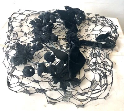 Fascinador tocado de flores y tul de terciopelo negro Foto 1 de 4