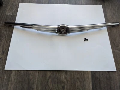 Chrysler Town & Country 2008-2010 capó delantero emblema moldeado con carcasa OEM Foto 1 de 4