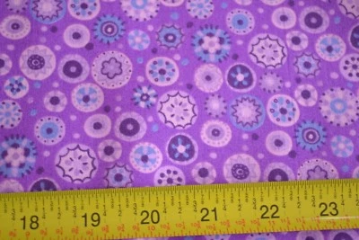 Por 1/2 yarda, vintage, púrpura floral sobre algodón púrpura, tela tradiciones/2001, B1312 Foto 1 de 4