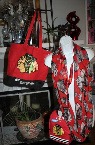 LOT OF 4 CHICAGO BLACK HAWKS FANS TOTE, SCARF, LUNCH BAG, LANYARD Cover