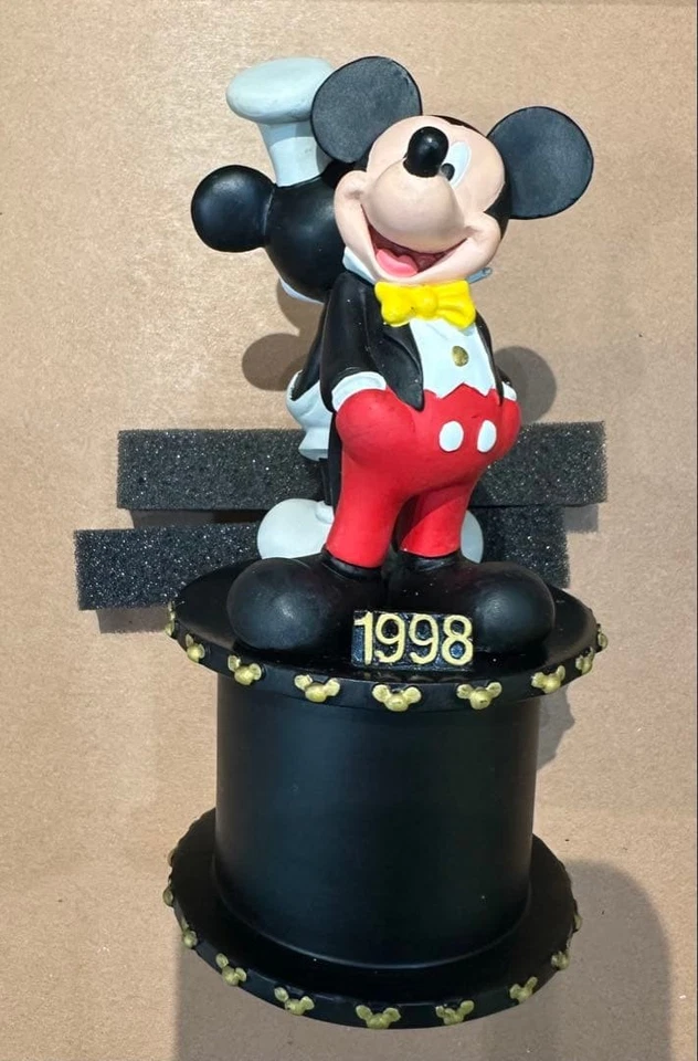 Figurine Mickey Disney 70th Anniversary édition limitée 1818/3000 de collection - Photo 1/4