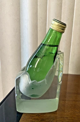 Botella de agua sellada Perrier vintage rara en cubo de hielo Lucite de 7"" de alto Foto 1 de 4