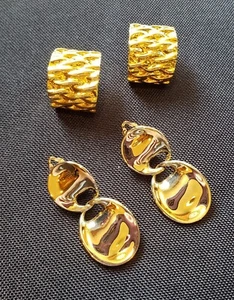 Marked Anne Klein 2 sets of earrings Goldtone 1" and 1.5" very good shape. - Picture 1 of 3