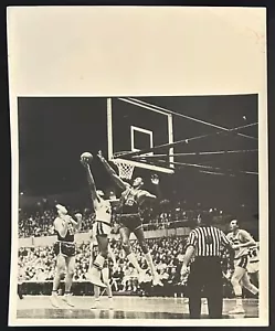 c. 1960s Photo-Philadelphia Warriors Wilt Chamberlain vs LA Lakers Elgin Baylor - Picture 1 of 2