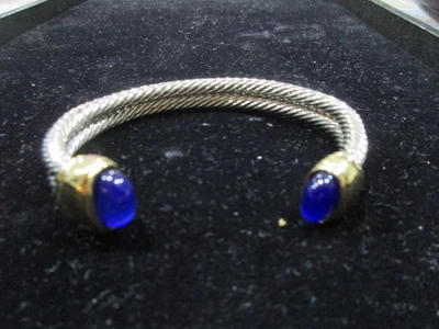 Brazalete con cable Park Lane tono plata/oro con extremos azul cobalto Foto 1 de 3