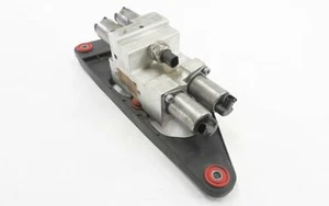 2008 BMW X5 (E70) DYNAMIC DRIVE SUSPENSION HYDRAULIC VALVE BLOCK - Picture 1 of 8