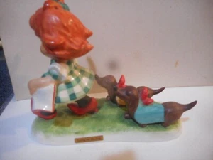 Goebel redhead "Putting on the Dog" Figurine - Girl & Dachshund Dogs TMK4 2500 - Imagen 1 de 6