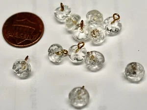 VINTAGE 12 GLAS GLAS KLAR HOLPRIG RELIEF RUNDE KNÖPFE • 8mm • MESSING SCHAFT - Bild 1 von 1