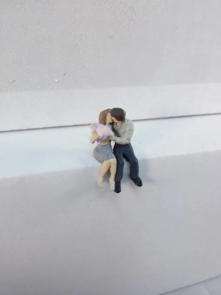 Artista #1292 - Young Lovers Kissing and ? - Figuras em escala O - Modelos de trens NOVO - Imagem 1 de 1
