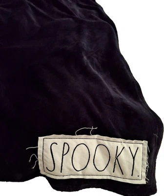 Parche bordado manta polar negra tono "SPOOKY" de Halloween de Rae Dunn Foto 1 de 4