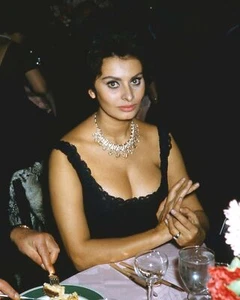 Sophia Loren exudes glamour in low cut black dress & diamond necklace 24x36 post - Picture 1 of 1