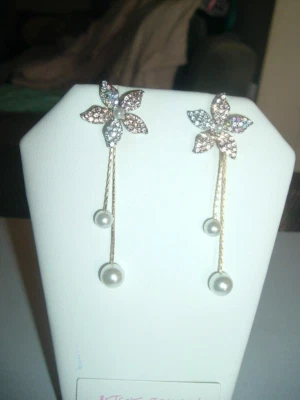 Pendientes Perforados Betsey Johnson Flor Cristal Champán Largas Perlas Cadenas-NUEVOS CON ETIQUETAS Foto 1 de 3