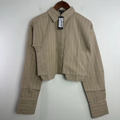 Camisa streetwear listrada crop top bege feminina manga longa gola alta botão - Imagem 1 de 4