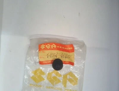 Cojín guardabarros trasero OEM 63159-32401 NUEVO DE STOCK GENUINO SUZUKI GN400 SP370 SP400 Foto 1 de 2