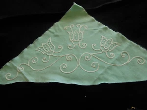 Longue broderie ancienne main vintage fond vert recup incrustation B7 - Picture 1 of 5