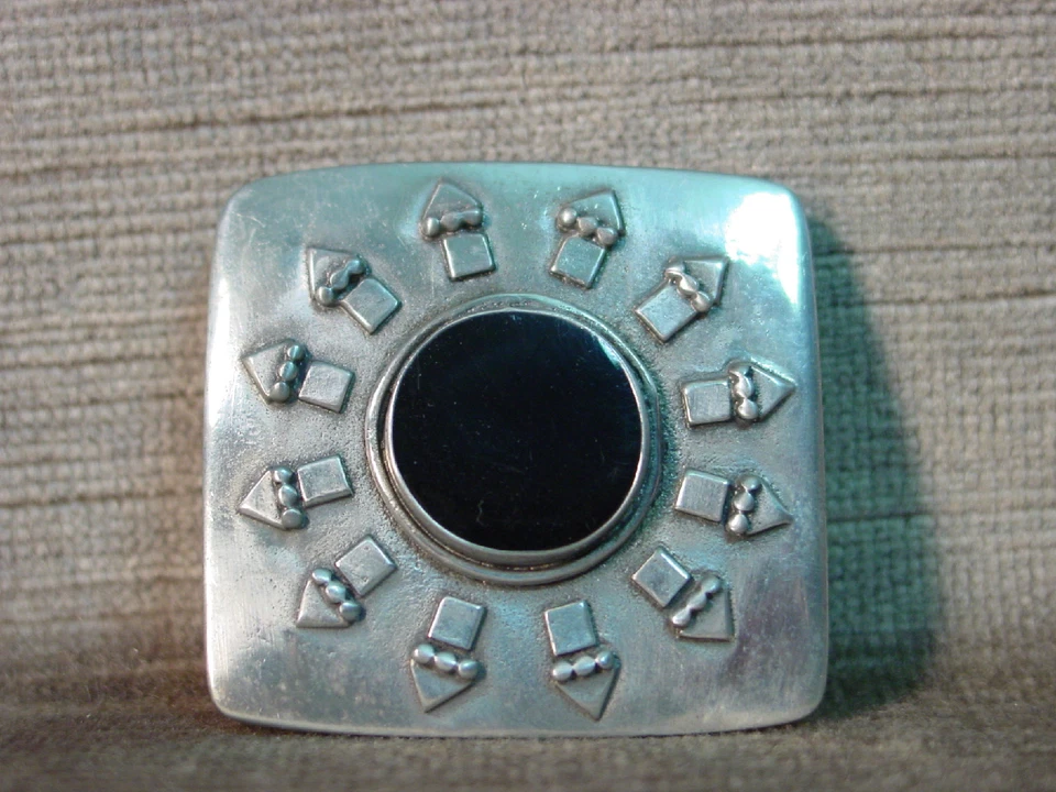 Prendedor de piedra negra con motivo indio egipcio peltre plata joyería jonette "JJ" Foto 1 de 1