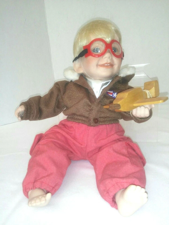 Muñeca de porcelana Tommy Danbury Mint "CUANDO CREZCA" - NIÑOS Y JUGUETES - avión de madera 9" Foto 1 de 4