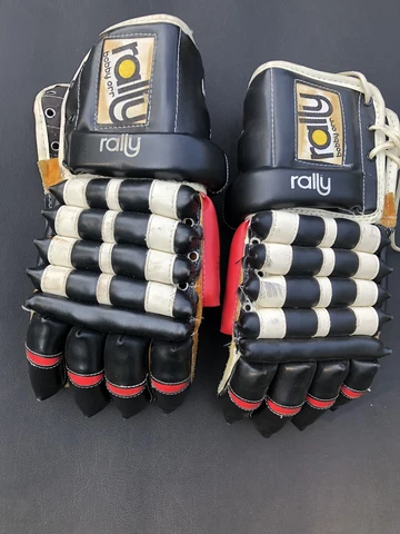 ORIGINAL 1970'S NHL BOBBY ORR CHICAGO BLACKHAWKS RALLY HOCKEY GLOVES  #2 23 2348 Cover