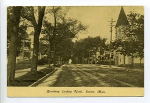 Everett MA Mass Broadway, vista de la calle, pistas de tranvía, Iglesia Universalista - Imagen 1 de 2