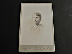 Foto de gabinete de dama bonita de 1890 por fotógrafos de estudio New Era, Batavia, Nueva York - Imagen 1 de 2