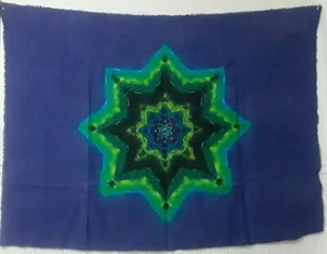 Tapiz Tie Dye/Estrella Verde Colgante de Pared contra Fondo Púrpura - Imagen 1 de 1