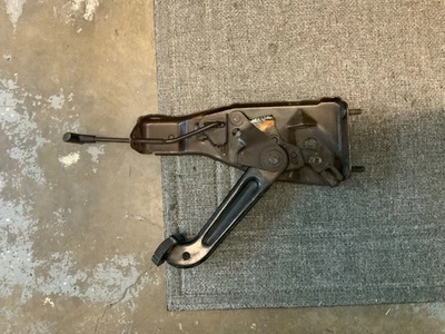 Conjunto de pedal de liberación de freno eléctrico de estacionamiento Pontiac GTO 1968-1969 Foto 1 de 4