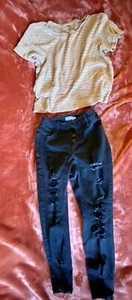 Outfit Rue 21 Black Ripped Jeans Size 8, American Eagle & Arizona Jean Co Shirt - Picture 1 of 8