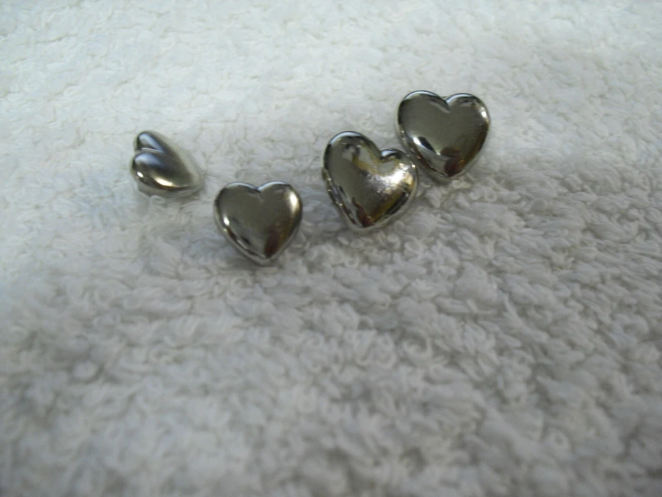 Knöpfe Herz silber 11mm 4 Stück und 14mm 4 Stück und 2x 5 Stück Restposten!!! - Bild 1 von 1