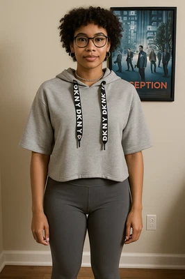 Pulôver com capuz Dkny Sport cinza manga curta tamanho P - Imagem 1 de 4