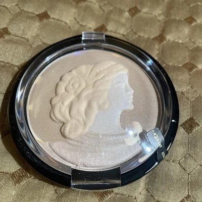 NEW Signature Club A Cameo Mist Brightening Powder Face Makeup w/hyaluronic Acid - Image 1 of 2