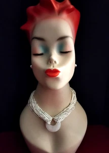 MEHRSTRÄNGIGE WEISS & SILBER SAMEN HALSKETTE MIT RUNDEM WEISSEM QUARZ ANHÄNGER - Bild 1 von 8