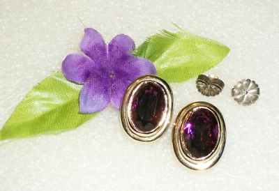 Pendientes grandes de poste de amatista púrpura con respaldo de lámina de oro Foto 1 de 4