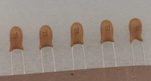 Tantalum Capacitor 10uF 35V 20% 5mm Pitch Through Hole Unbranded - 5 Pcs - Bild 1 von 2