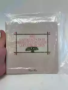 Collector 1987 United Kingdom Brilliant Uncirculated Coin Set British Royal Mint - Picture 1 of 10